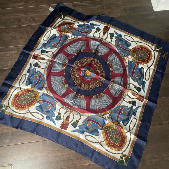 Beautiful silk scarf - Picture 3 of 8